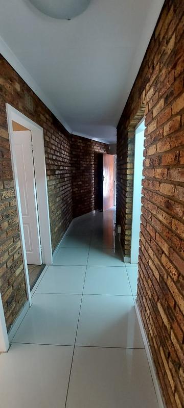 5 Bedroom Property for Sale in Horizon View Gauteng