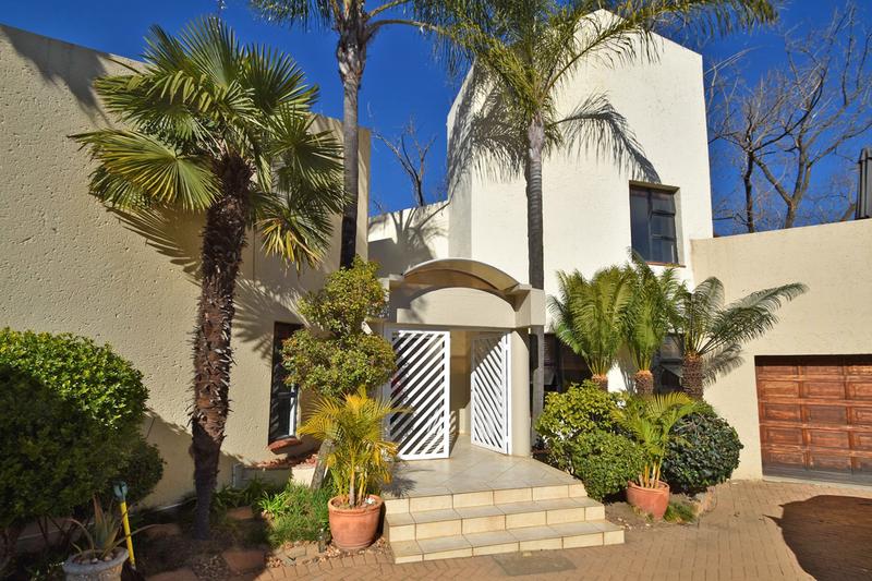 5 Bedroom Property for Sale in Benmore Gardens Gauteng