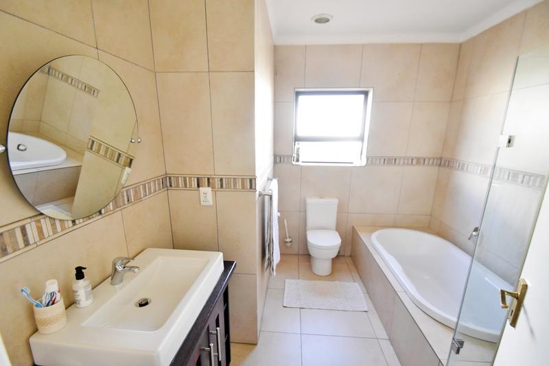 5 Bedroom Property for Sale in Benmore Gardens Gauteng