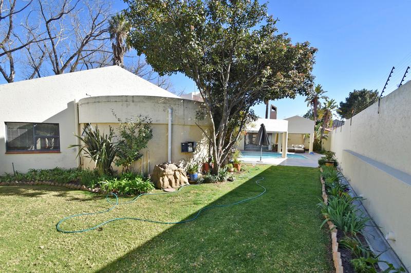 5 Bedroom Property for Sale in Benmore Gardens Gauteng