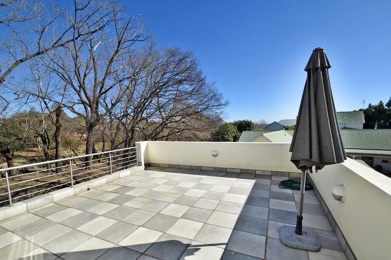 5 Bedroom Property for Sale in Benmore Gardens Gauteng