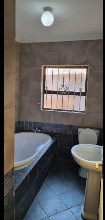 To Let 2 Bedroom Property for Rent in Mondeor Gauteng