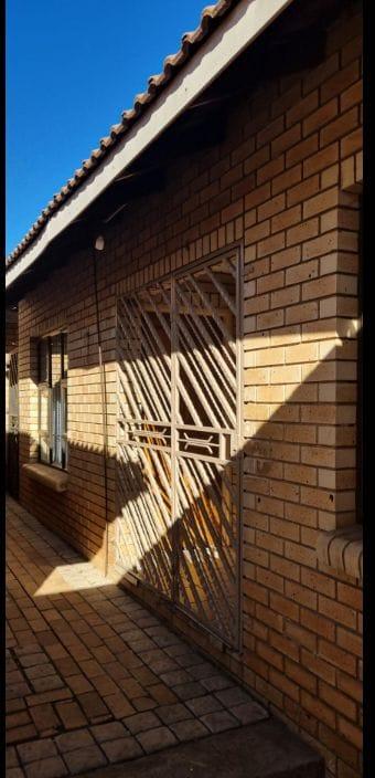 To Let 2 Bedroom Property for Rent in Mondeor Gauteng