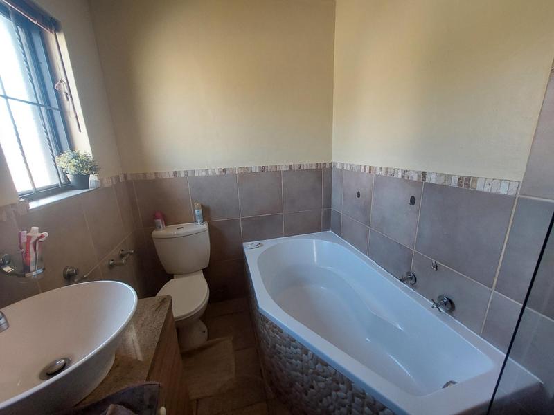 4 Bedroom Property for Sale in Summerfields Estate Gauteng