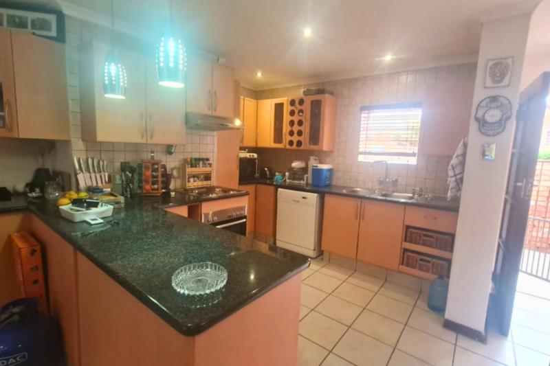 2 Bedroom Property for Sale in Glen Marais Gauteng