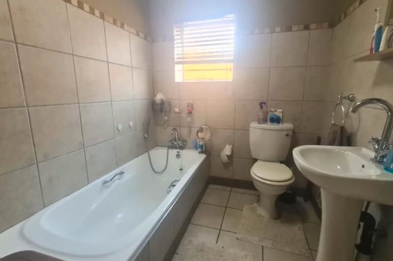 2 Bedroom Property for Sale in Glen Marais Gauteng