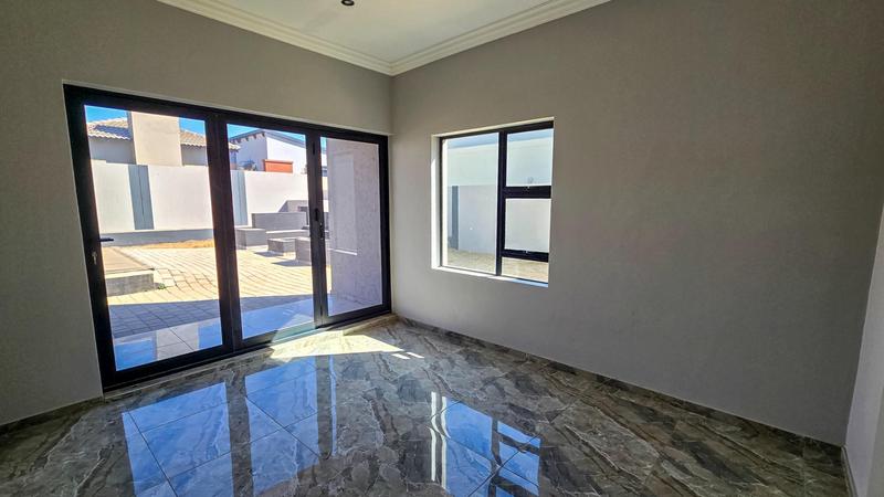 5 Bedroom Property for Sale in Six Fountains Estate Gauteng