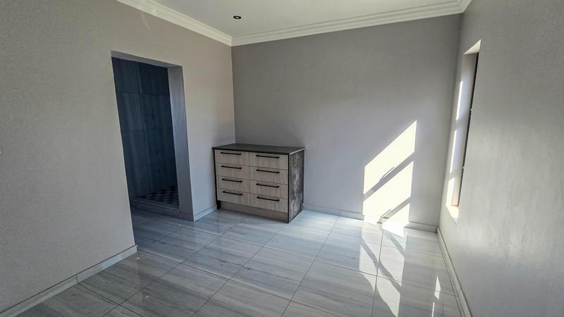 5 Bedroom Property for Sale in Six Fountains Estate Gauteng