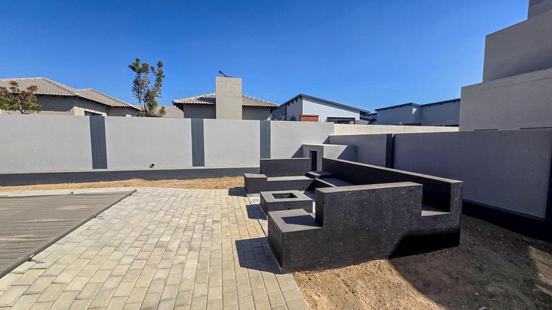 5 Bedroom Property for Sale in Six Fountains Estate Gauteng