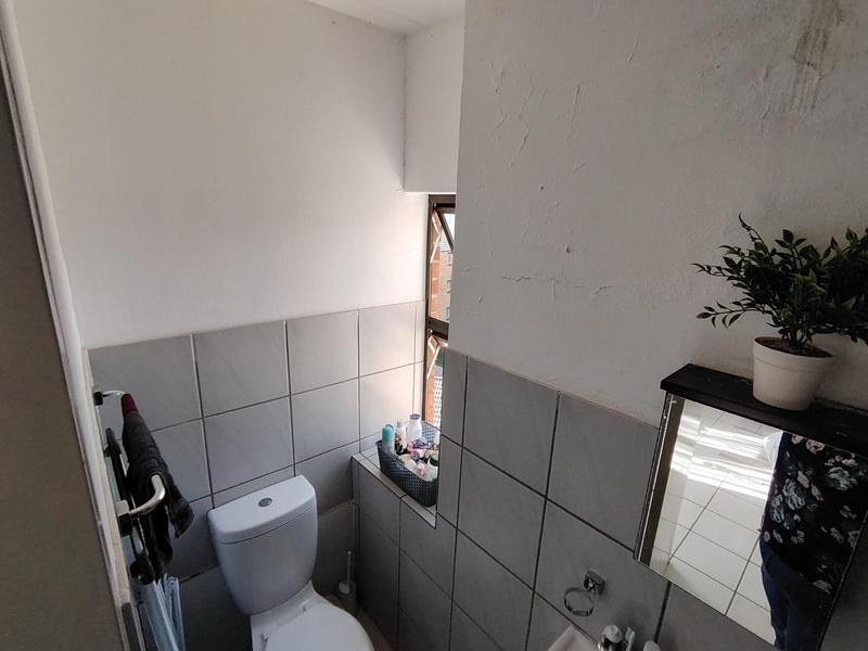 1 Bedroom Property for Sale in Die Hoewes Gauteng