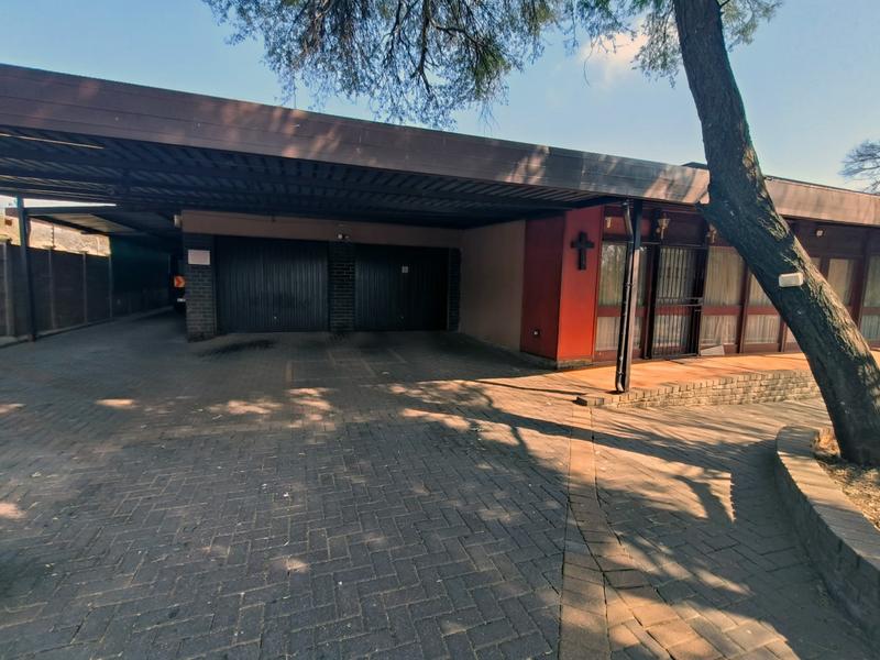 7 Bedroom Property for Sale in Eldoraigne Gauteng