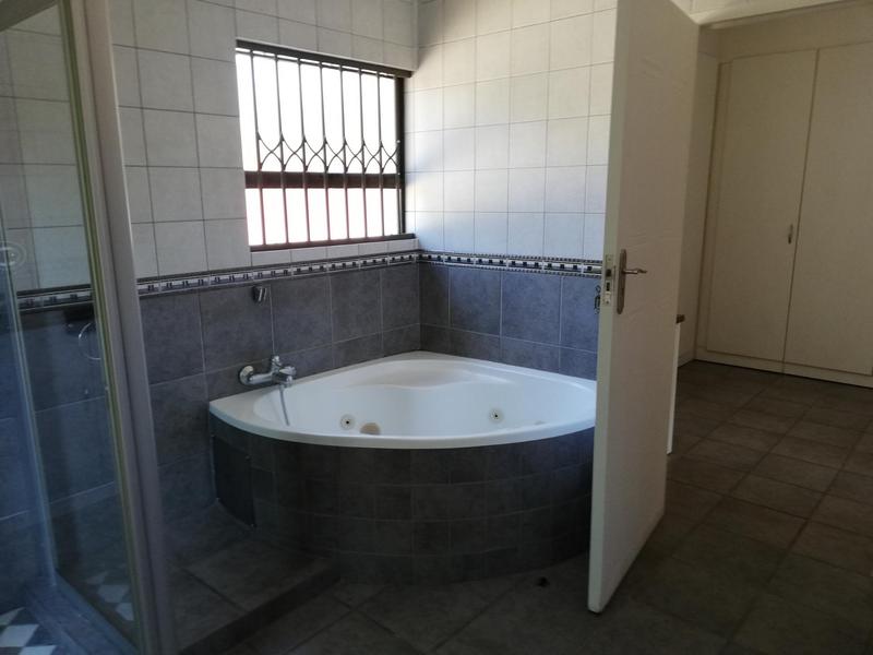 4 Bedroom Property for Sale in Nieuw Muckleneuk Gauteng