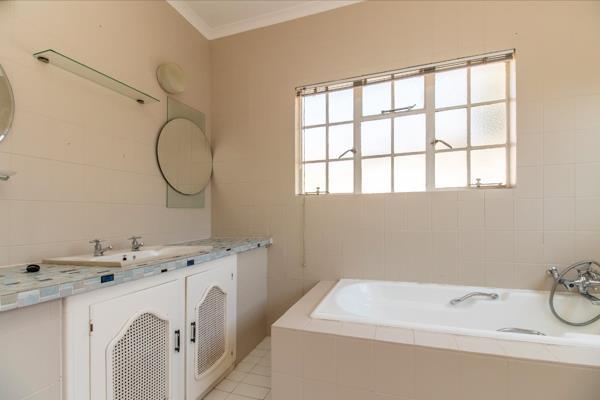 4 Bedroom Property for Sale in Helderkruin Gauteng