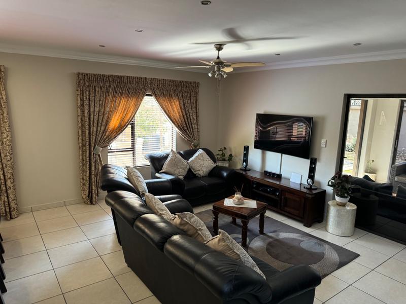 5 Bedroom Property for Sale in Raslouw Gardens Gauteng