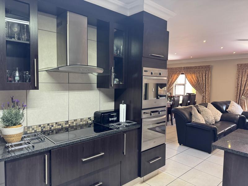 5 Bedroom Property for Sale in Raslouw Gardens Gauteng