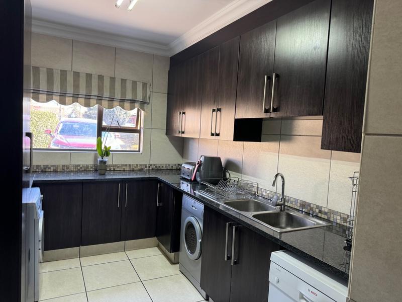 5 Bedroom Property for Sale in Raslouw Gardens Gauteng