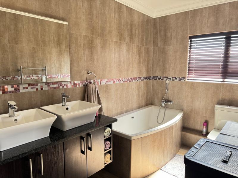 5 Bedroom Property for Sale in Raslouw Gardens Gauteng