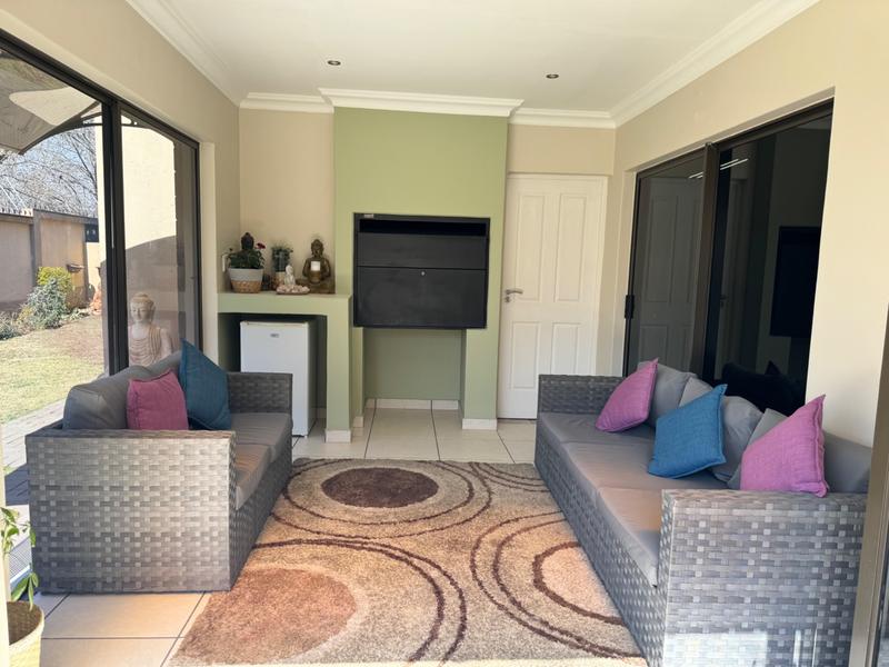 5 Bedroom Property for Sale in Raslouw Gardens Gauteng