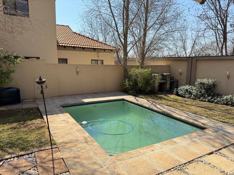 5 Bedroom Property for Sale in Raslouw Gardens Gauteng