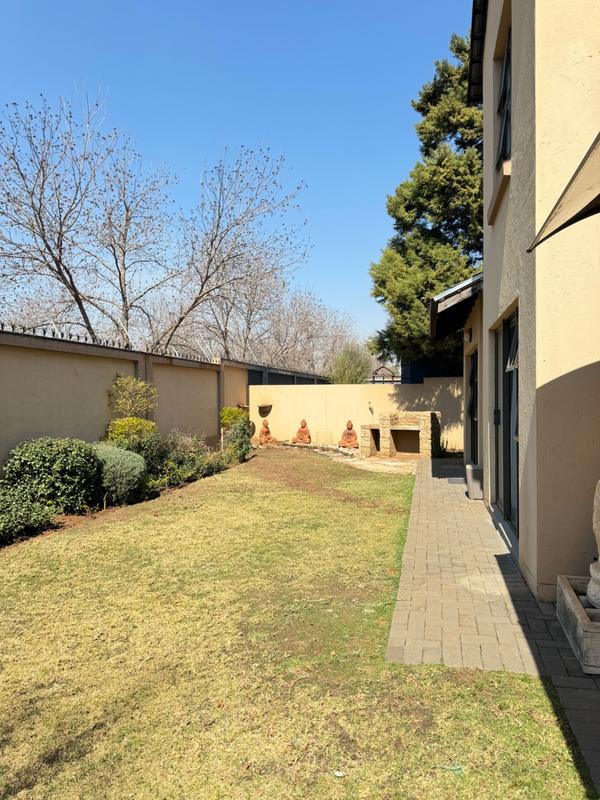 5 Bedroom Property for Sale in Raslouw Gardens Gauteng