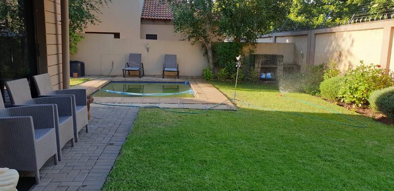 5 Bedroom Property for Sale in Raslouw Gardens Gauteng