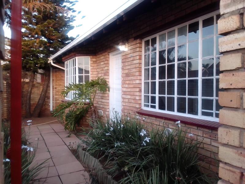 To Let 2 Bedroom Property for Rent in Glen Marais Gauteng