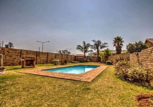 To Let 2 Bedroom Property for Rent in Glen Marais Gauteng