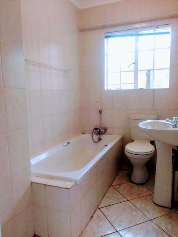 To Let 2 Bedroom Property for Rent in Glen Marais Gauteng