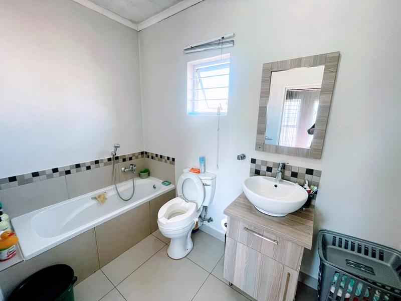 2 Bedroom Property for Sale in Blue Hills Gauteng