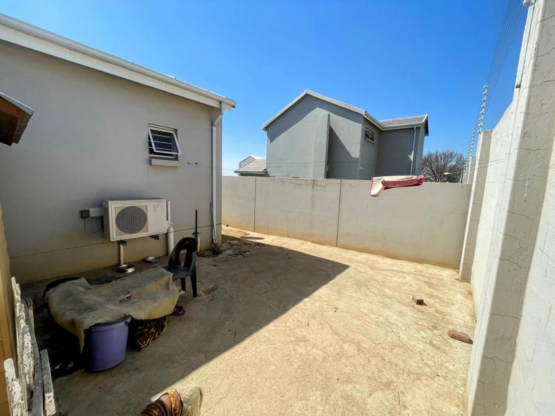 2 Bedroom Property for Sale in Blue Hills Gauteng