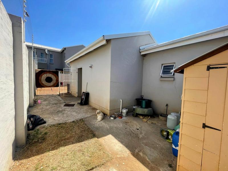 2 Bedroom Property for Sale in Blue Hills Gauteng