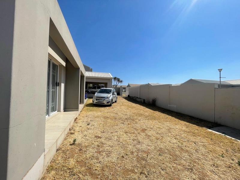 2 Bedroom Property for Sale in Blue Hills Gauteng