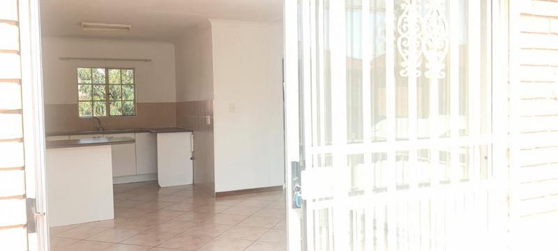 To Let 2 Bedroom Property for Rent in Helikonpark Gauteng