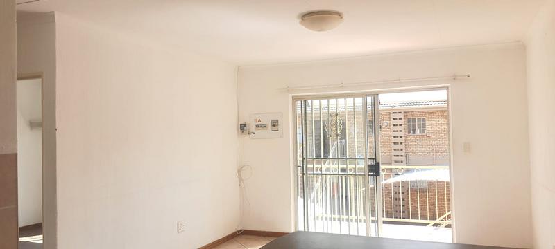 To Let 2 Bedroom Property for Rent in Helikonpark Gauteng