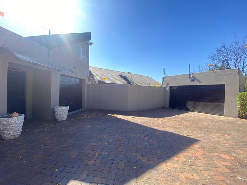 4 Bedroom Property for Sale in Lonehill Gauteng