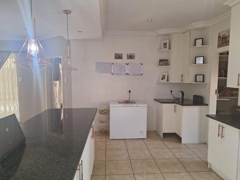 To Let 5 Bedroom Property for Rent in Presidents Dam Gauteng