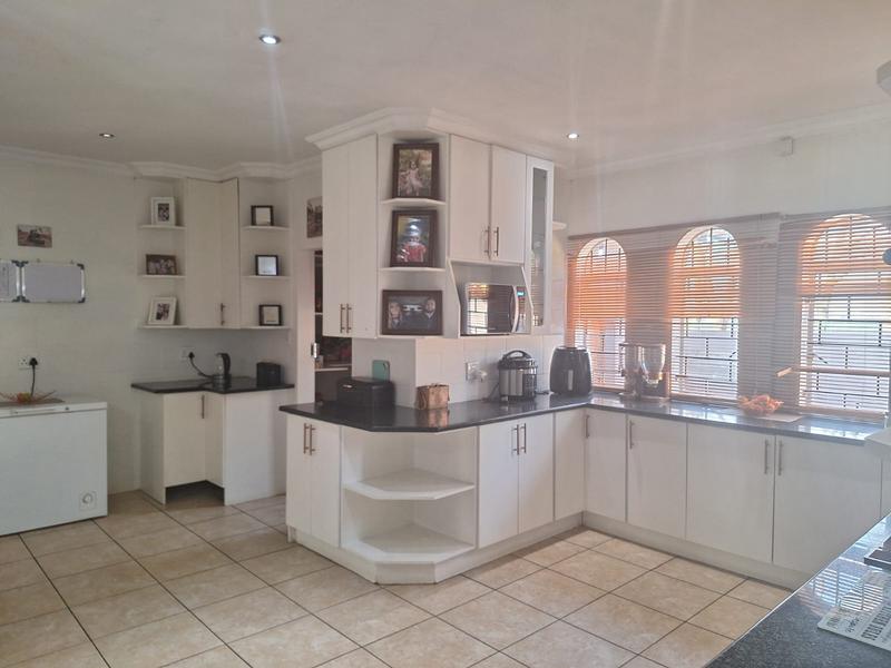 To Let 5 Bedroom Property for Rent in Presidents Dam Gauteng