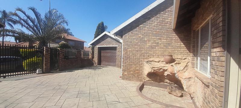 3 Bedroom Property for Sale in Rooihuiskraal North Gauteng