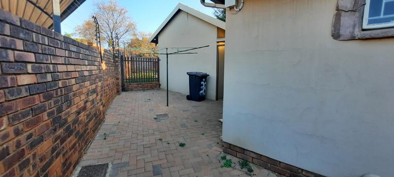 To Let 4 Bedroom Property for Rent in Rooihuiskraal Gauteng