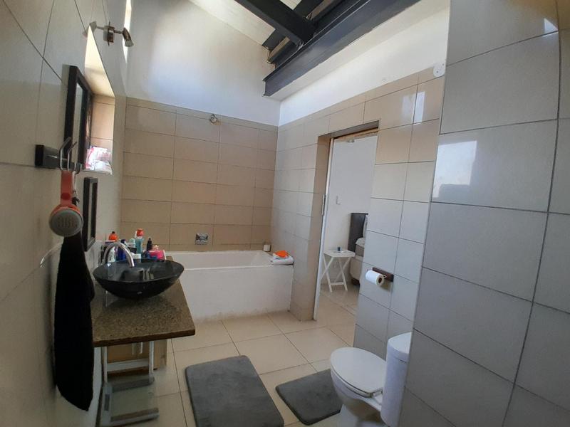 1 Bedroom Property for Sale in Rooihuiskraal North Gauteng