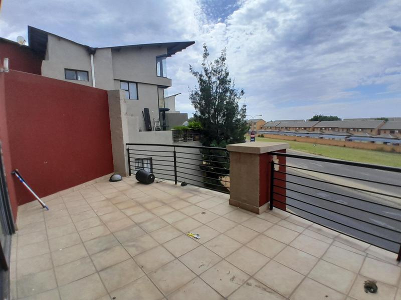 1 Bedroom Property for Sale in Rooihuiskraal North Gauteng