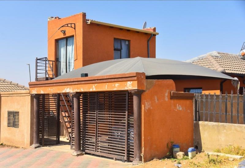 5 Bedroom Property for Sale in Clayville Gauteng