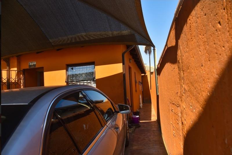 5 Bedroom Property for Sale in Clayville Gauteng