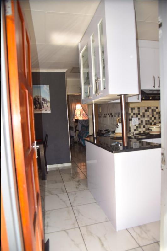 5 Bedroom Property for Sale in Clayville Gauteng