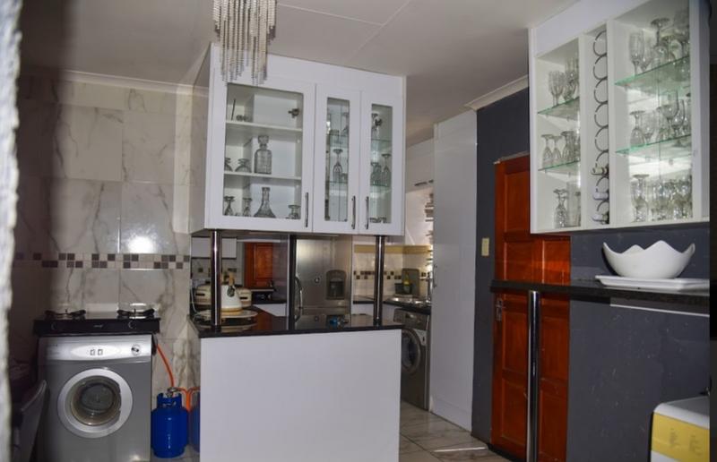 5 Bedroom Property for Sale in Clayville Gauteng