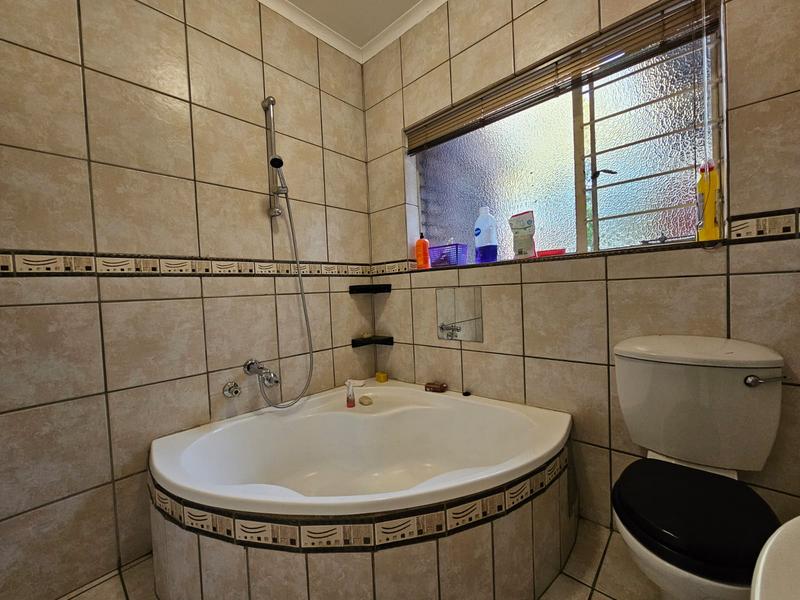 4 Bedroom Property for Sale in Rooihuiskraal Gauteng