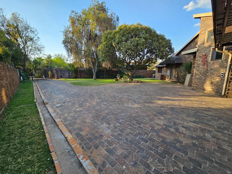 4 Bedroom Property for Sale in Rooihuiskraal Gauteng