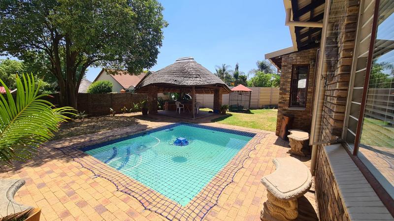 4 Bedroom Property for Sale in Rooihuiskraal Gauteng