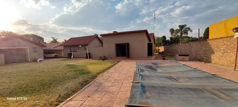 4 Bedroom Property for Sale in Karenpark Gauteng
