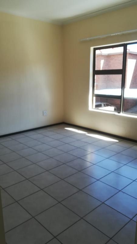 To Let 2 Bedroom Property for Rent in Helderkruin Gauteng